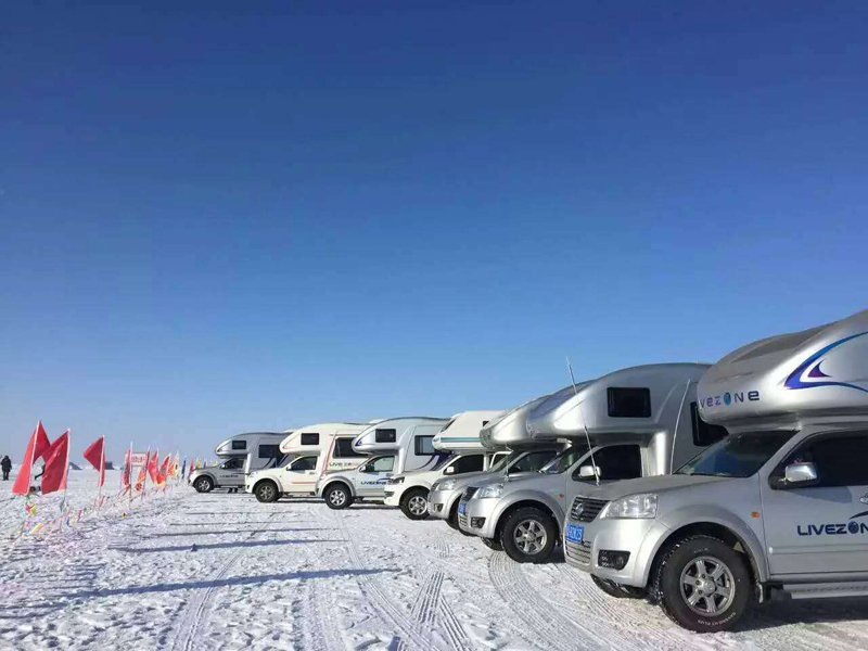 踏雪前行，房车也能雪地越野